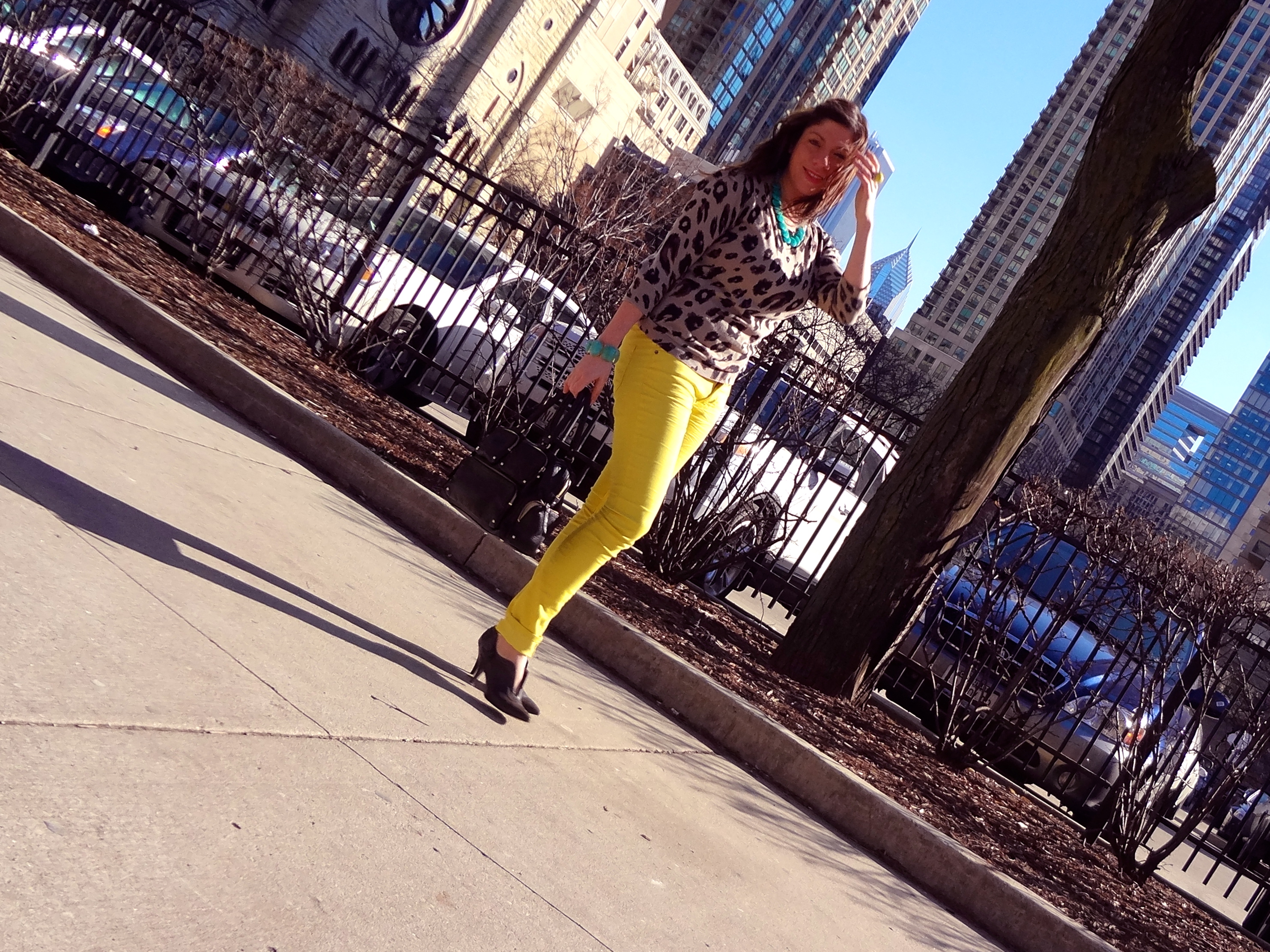 yellow jeans outfit