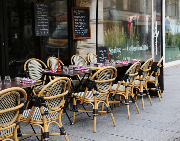 cute cafes with outdoor seating in paris