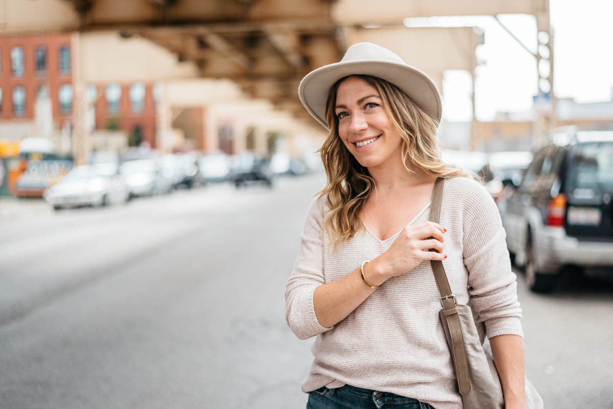 fall-style-ideas-nude-beige-colored-fedora-with-a-cream-colored-v-neck-sweater