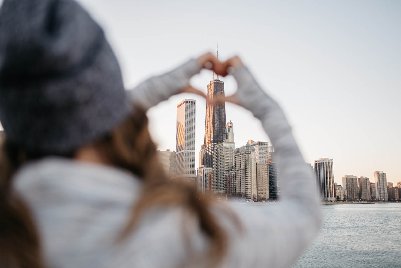 best-places-to-take-engagement-photos-in-chicago-on-the-lake-with-the-skyline